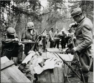 suomussalmi_civilians_are_given_old_weapons_to_defend_their_homes_-_july_7_1943.jpg